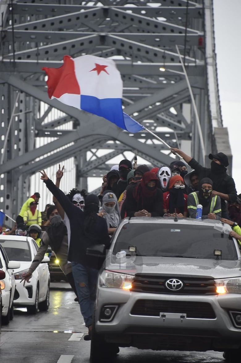 La Policía afirma que trabaja para identificar al hombre que lanzó disparos al aire en medio de la marcha del jueves