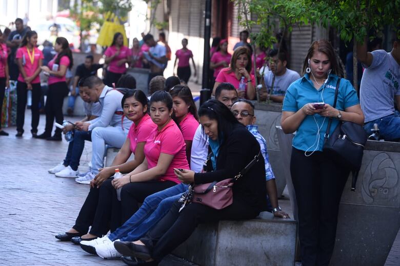La capital no se detiene: el tráfico se mantiene activo, y la gente sigue en las calles