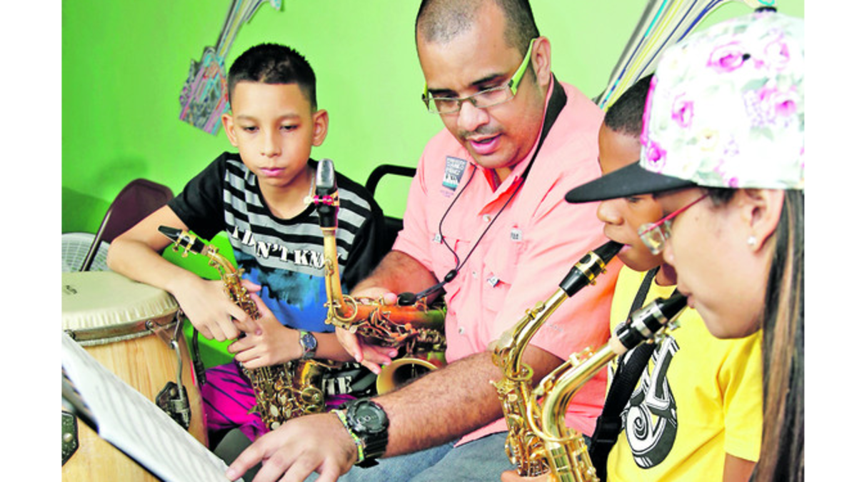 Agrazal (centro) durante las clases en la fundación.