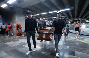 Conmemoran, con un ataúd, los tres años del colapso del metro que dejó 26 muertos en México