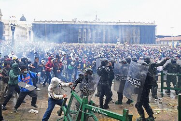 Miles de personas protestan contra reforma tributaria en Colombia pese a restricciones anticovid