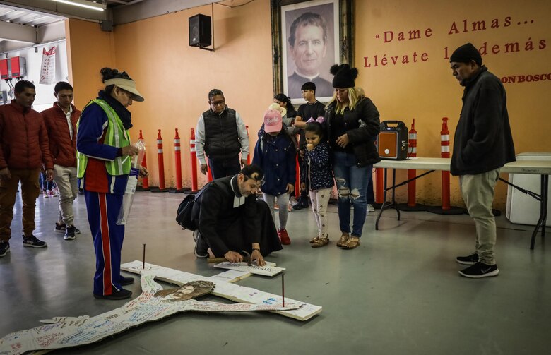 Migrantes recrean su dura travesía rumbo a Estados Unidos