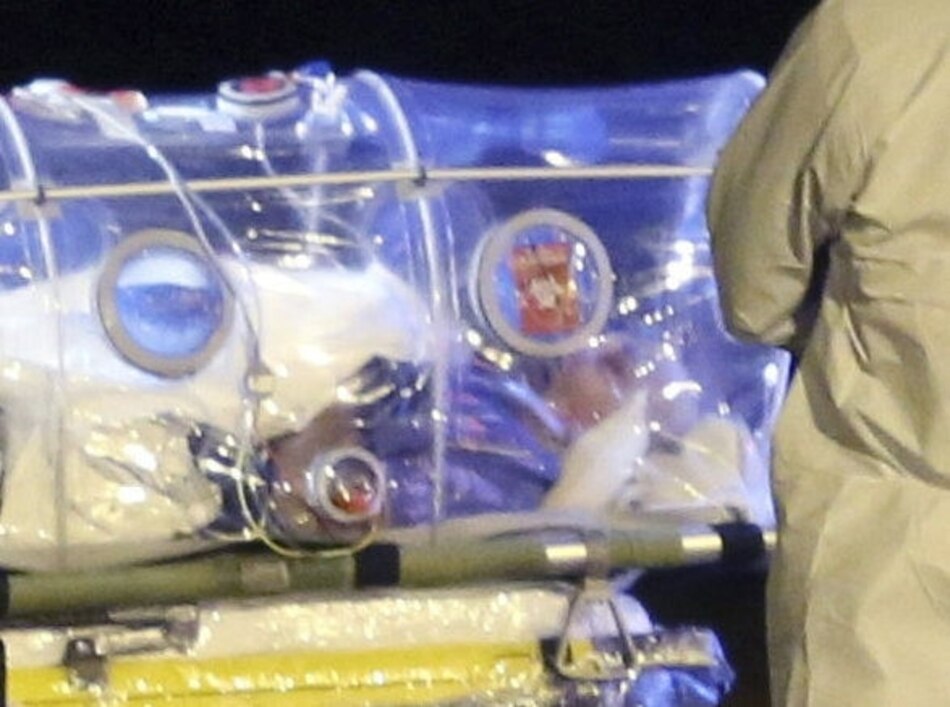 Sacerdote español con ébola es repatriado a Madrid