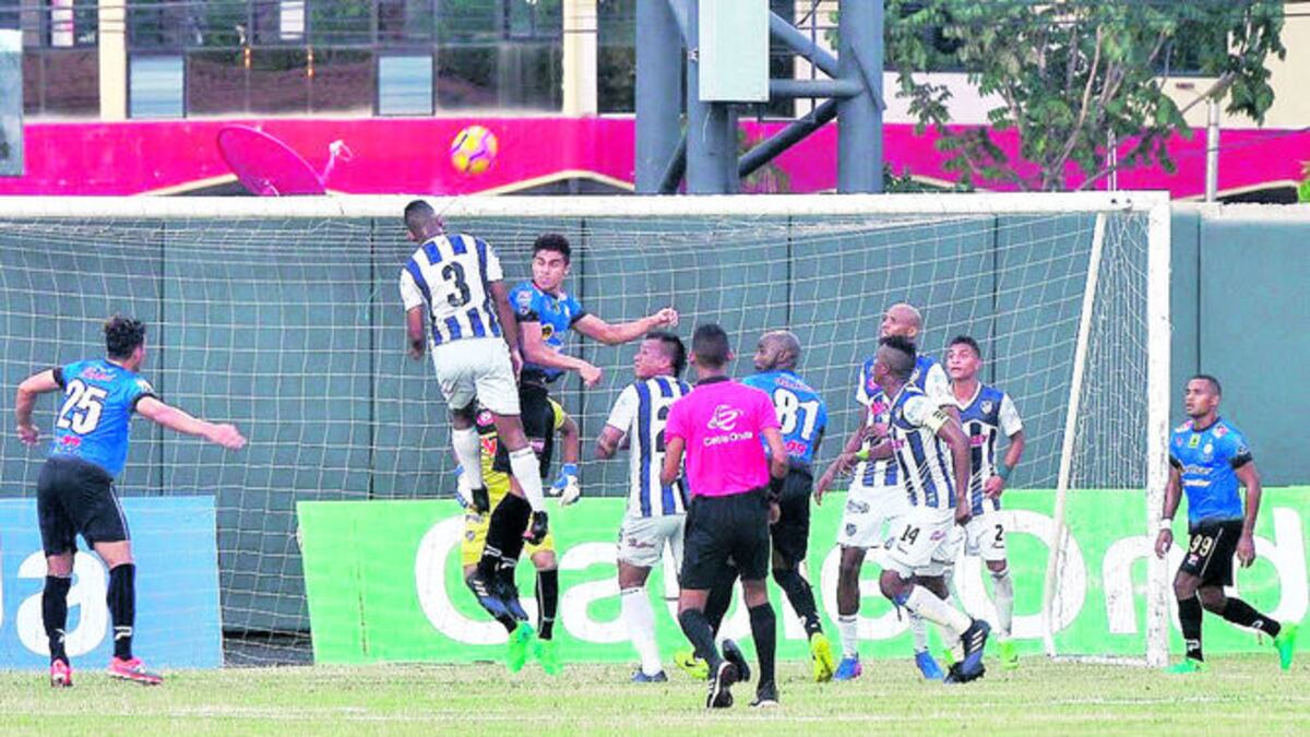 Momento de acción durante el partido entre Veragüense y el Tauro, en Santiago.