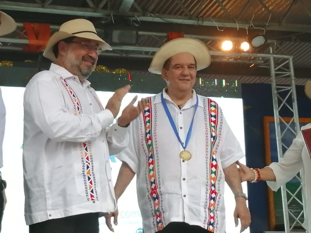 Yin Carrizo en uno de los reconocimientos que recibió en vida. LP / Archivo