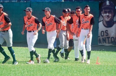 Santeños esperan para entrenar en el ‘Flaco Bala’