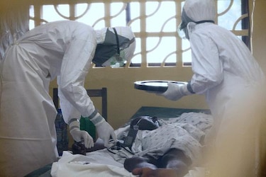 Médico que atiende a enfermos de ébola se contagia