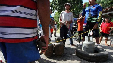 Maduro responsabiliza a la oposición por violencia y saqueos ante falta de billetes