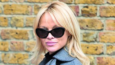 Pamela Anderson ‘tortura’ a Assange con menú vegano