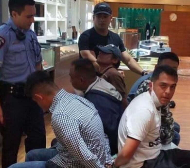 Robo a joyería desata caos en centro comercial en Texas