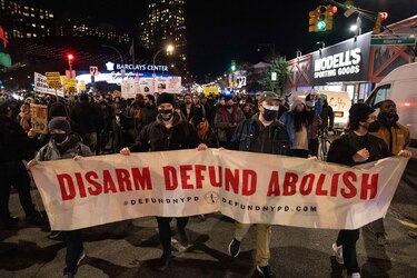 Kyle Rittenhouse, el joven absuelto por muertes de manifestantes, dice que la autodefensa ‘no es ilegal’