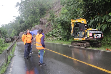 Continúan los trabajos de remoción de escombros tras derrumbe en Chivo Chivo