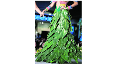 Flores y hojas en la pasarela