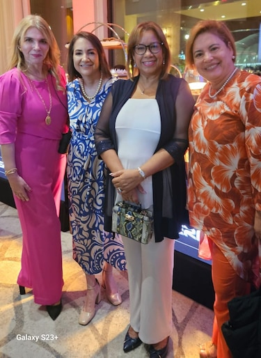 ¿Quiénes asistieron a la fiesta de la embajada de Estados Unidos?