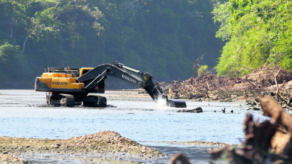Palas mecánicas extraen cascajo en el afluente, a pesar de que este forma parte del Plan Nacional de Gestión Integrada de Recursos Hídricos de Panamá.