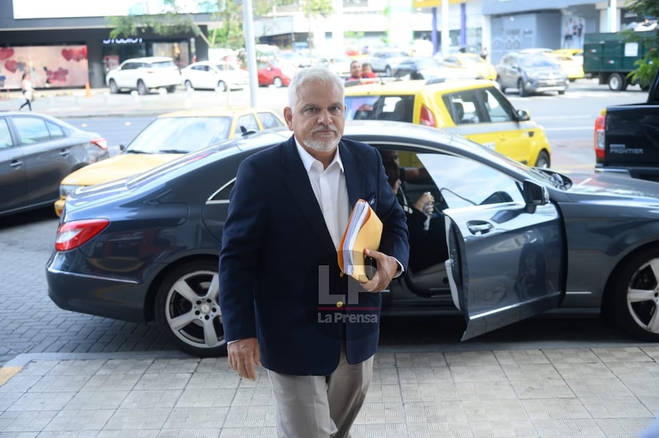 Fiscalía termina de indagar por hoy a Jaime Lasso; se retira sin medida cautelar