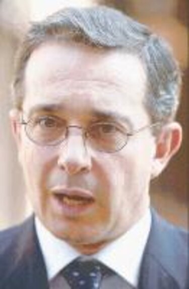 Gobierno de Uribe cumple 100 días y sigue ganando apoyo