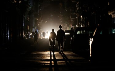 Cuba, tras más de 16 horas en apagón total, da primeros pasos para recuperar la luz