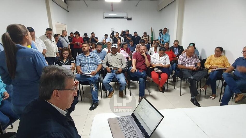 Director del Idaan se reúne con residentes de Panamá Oeste que piden soluciones a la falta de agua potable