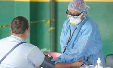 El virus golpea a médicos, policías y enfermeras