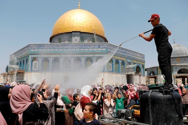 Más de 200 mil musulmanes oran en Jerusalén, dos israelíes heridos en ataque