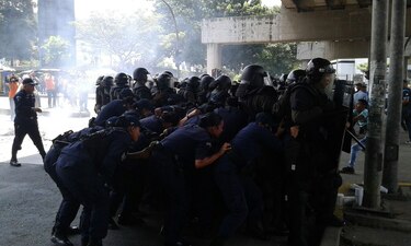 Protesta deja al menos 20 detenidos y a policías heridos