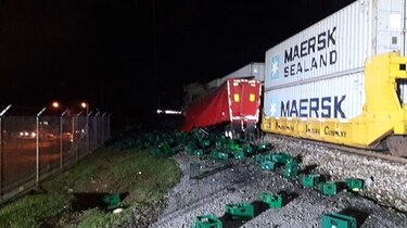 Ferrocarril se choca contra camión que estaba sobre los rieles