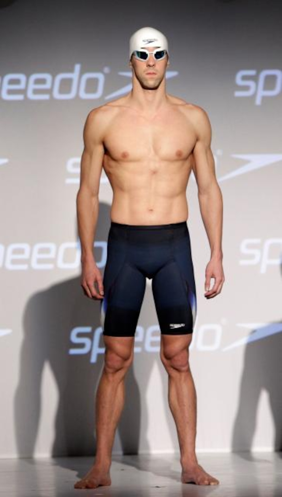 Phelps presenta el bañador que utilizará en los Juegos de Londres 2012