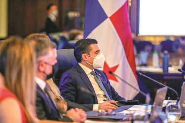 Ejecutivo anuncia un plan de austeridad; protestas siguen