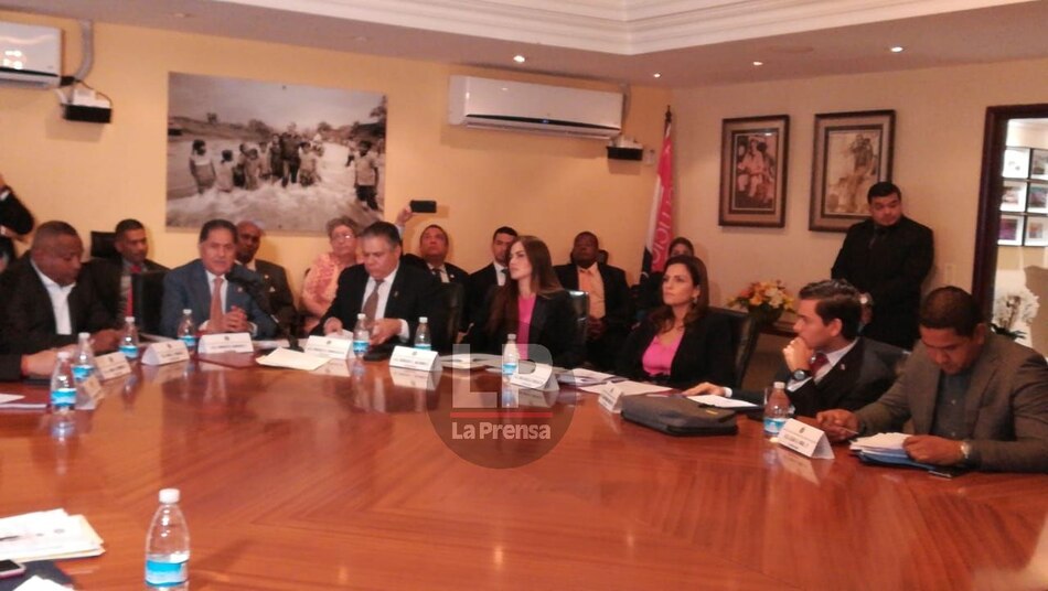 Diputado Raúl Pineda acusa a su colega Juan Diego Vásquez de ‘llamar a la violencia’, choque en la Comisión de Credenciales