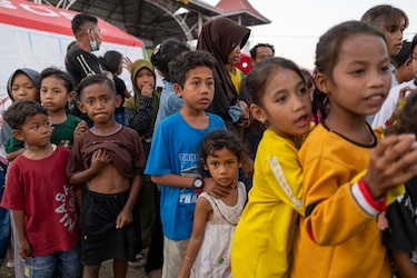 Indonesia: terremoto de magnitud 7.7 deja 53 muertos y 135 heridos