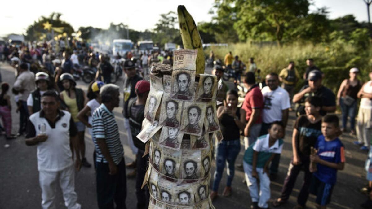 Maduro reanuda circulación de billete de 100 bolívares tras protestas