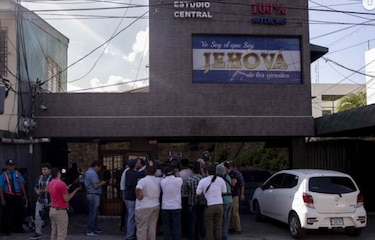 Allanan televisora 100% Noticias y detienen a su director Miguel Mora