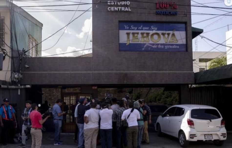 Allanan televisora 100% Noticias y detienen a su director Miguel Mora