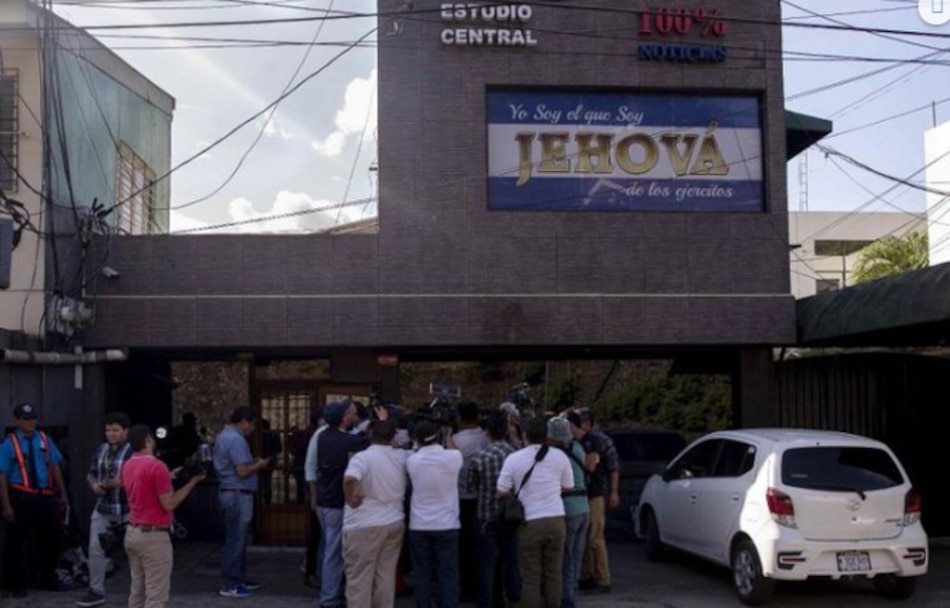 Allanan televisora 100% Noticias y detienen a su director Miguel Mora