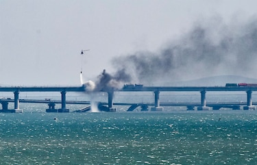 Una fuerte explosión destruye parte del puente de Crimea, la joya de Putin