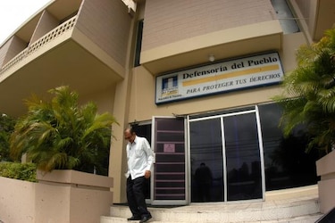 Educadores presentan propuesta de alza salarial a la Defensoría