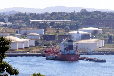 Arriba a Cuba petrolero con cerca de 86,000 barriles de combustible enviados por México