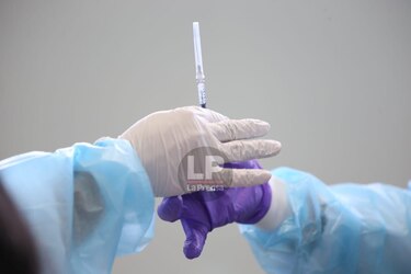 Viceministra de Salud confirma que se colocaron dosis de la vacuna contra la Covid-19 a personas que no les correspondía