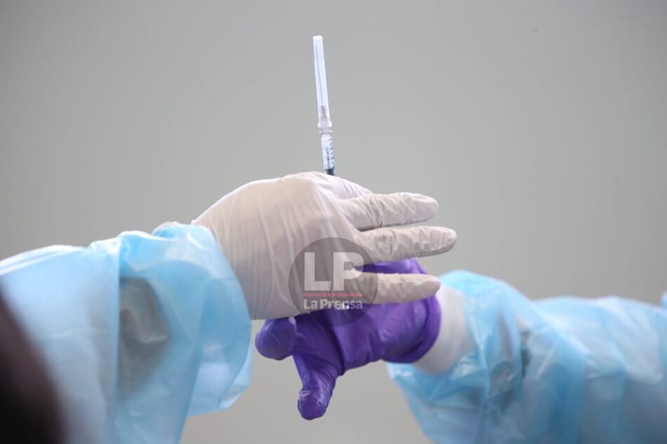 Viceministra de Salud confirma que se colocaron dosis de la vacuna contra la Covid-19 a personas que no les correspondía