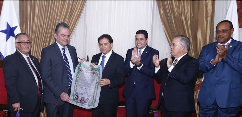 El Consejo Municipal reconoce la trayectoria y los aportes científicos a la ortodoncia del Dr. Pablo Rojas Pardini