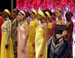 El diseñador Naeem Khan envolvió la pasarela panameña con brillo