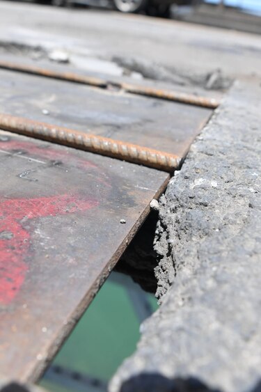 Tapan hueco en la rodadura del puente de las Américas tras denuncia de los conductores