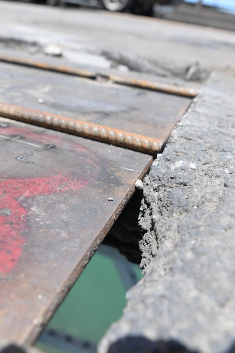 Tapan hueco en la rodadura del puente de las Américas tras denuncia de los conductores