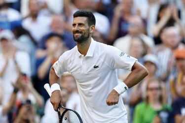 Wimbledon: Djokovic desinfla a Cobolli con susto final