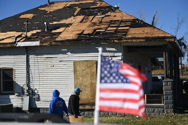 Búsqueda desesperada de sobrevivientes en Estados Unidos tras devastación de tornados