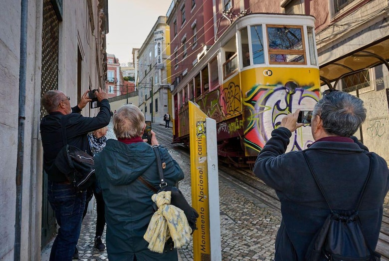 Qué se sabe del accidente del histórico funicular de Lisboa que dejó al menos 16 muertos
