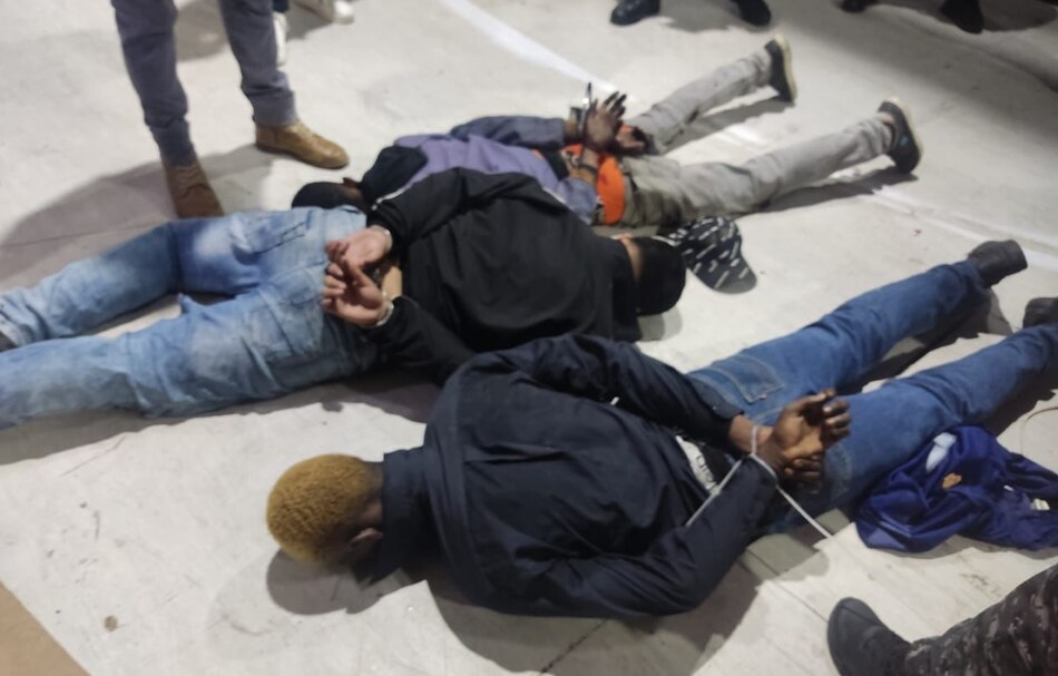 Ecuador: Policía ingresa a canal de televisión ocupado por hombres armados y detiene a varios individuos