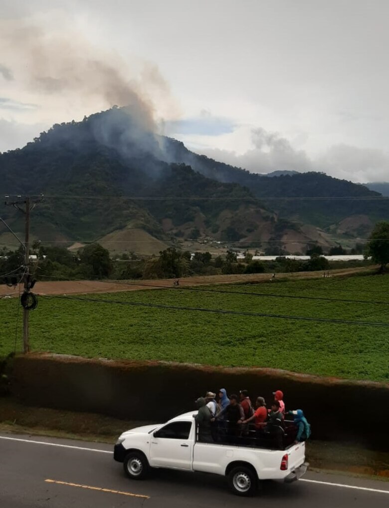 Comienzan las labores de extinción del incendio en Cerro Punta: desde un helicóptero lanzan agua