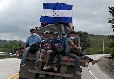 Caravana de migrantes quiebra cerco en Guatemala y continúa viaje a Estados Unidos